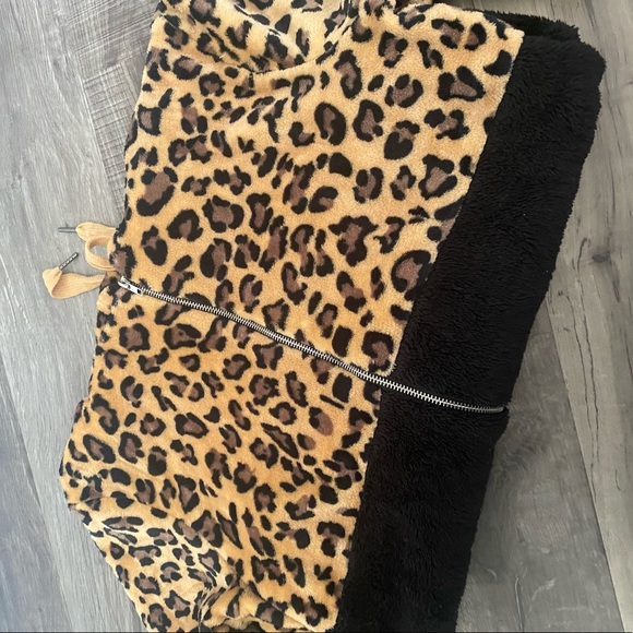 NWT Black Animal Print Fleece Pullover Hoodie Women's Sweater - Picture 7 of 8